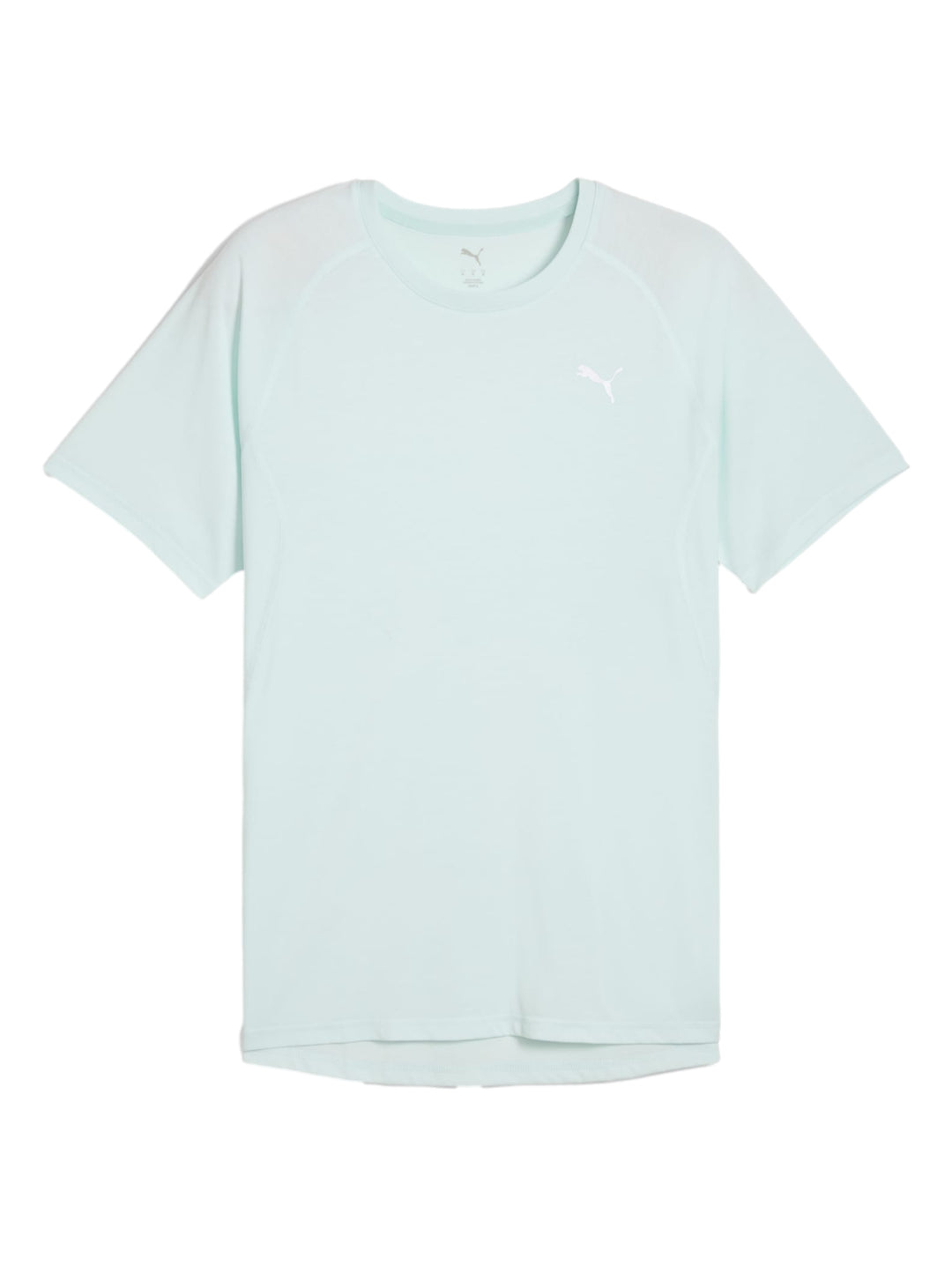 Hombre vistiendo playera deportiva Puma color azul claro y shorts negros.