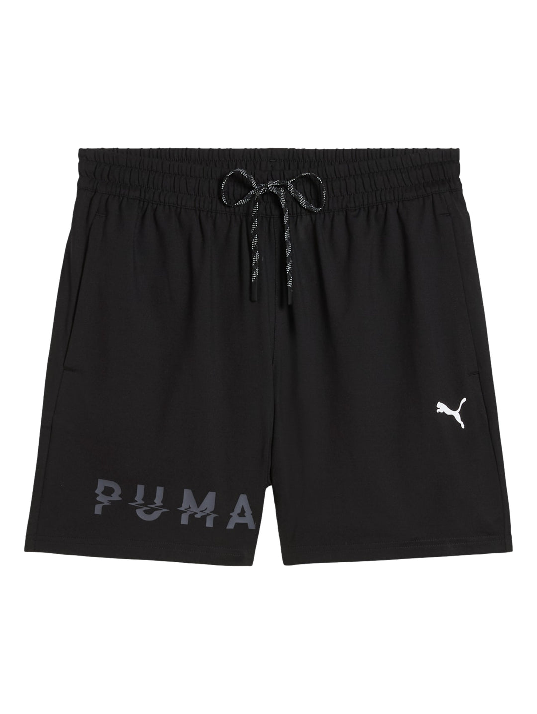 Hombre vistiendo shorts deportivos Puma color negro con logotipo blanco lateral.