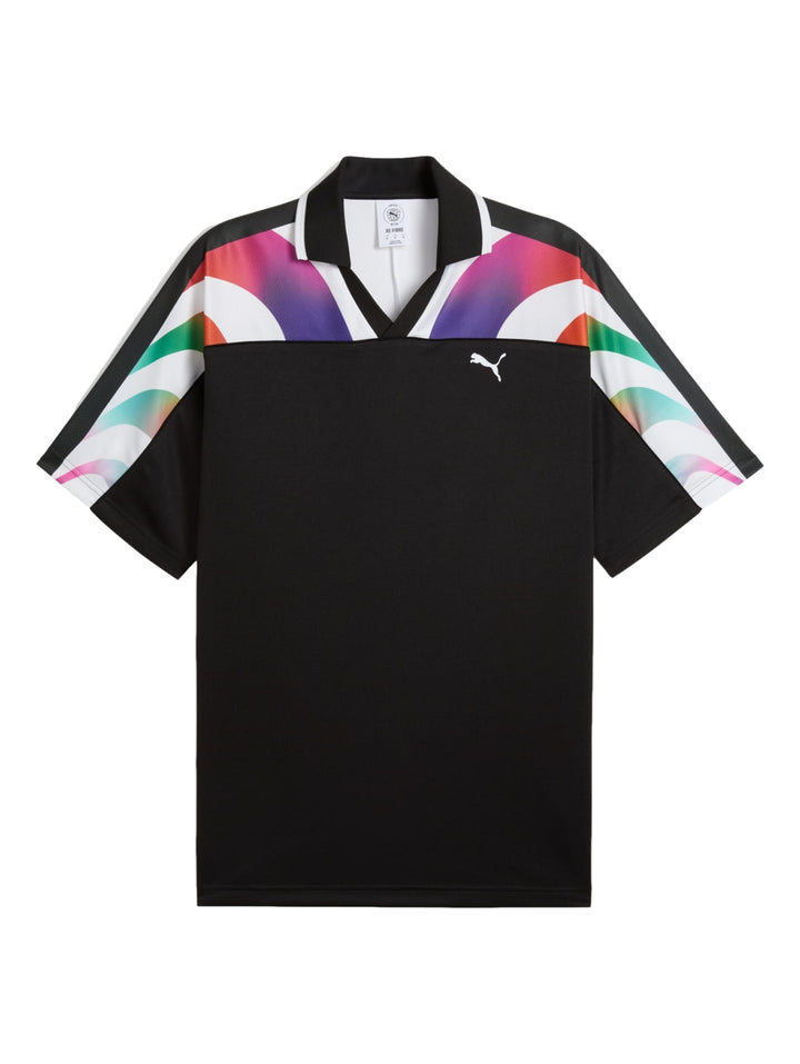 Jersey de fútbol PUMA color negro con diseño multicolor en los hombros y cuello polo.