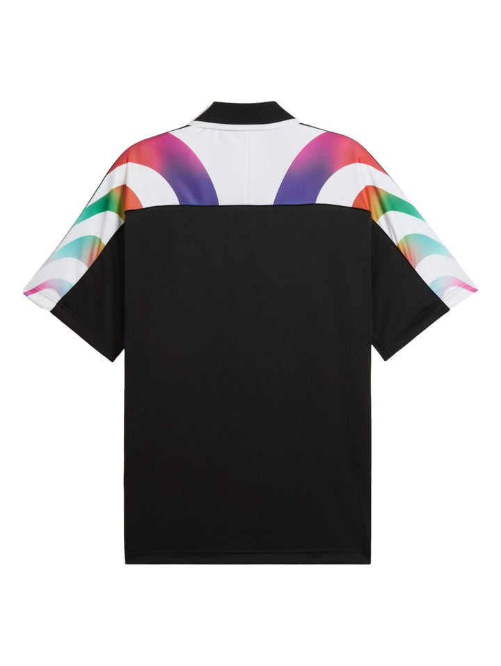 Jersey de fútbol PUMA color negro con diseño multicolor en los hombros y cuello polo.