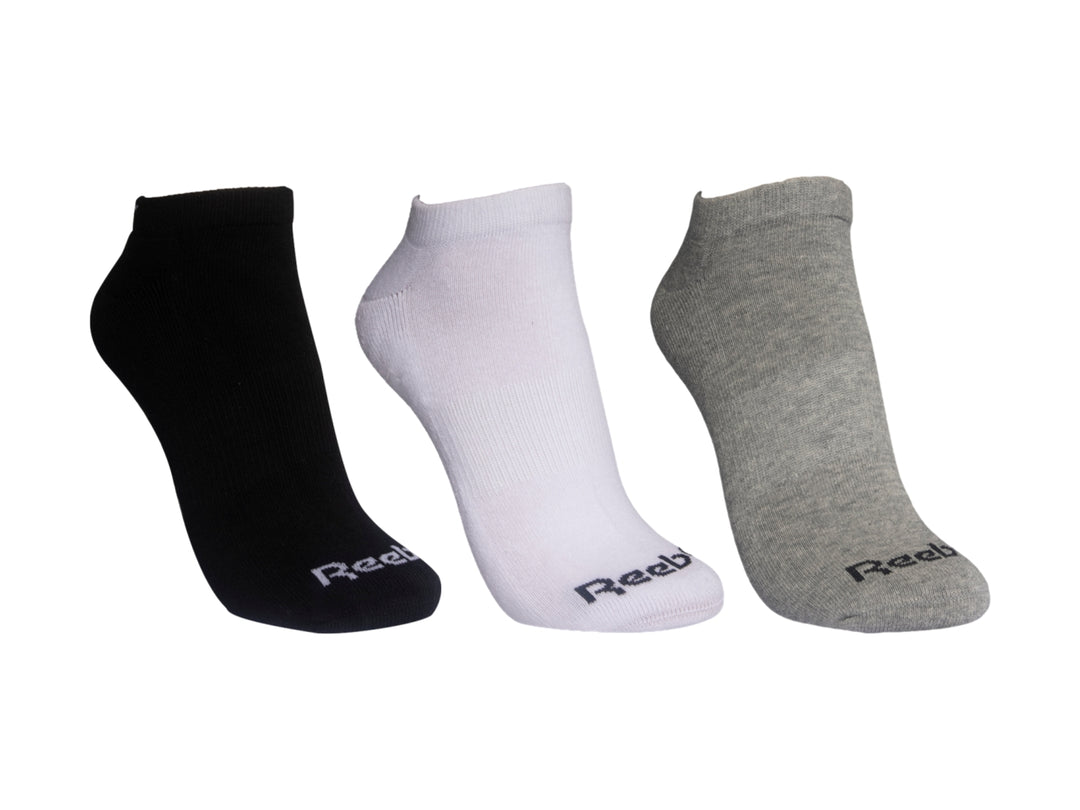 Paquete de tres pares de calcetines deportivos cortos Reebok en colores negro, blanco y gris.