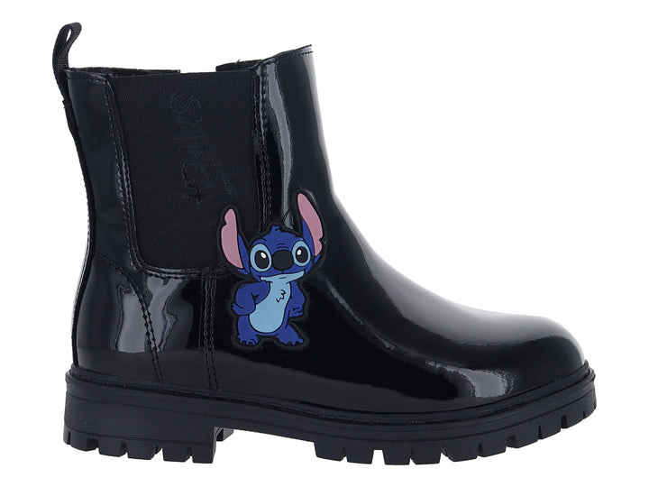 Bota de charol negro para niño con parche decorativo de Stitch y suela gruesa dentada.