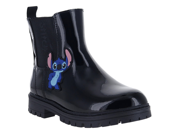 Bota de charol negro para niño con parche decorativo de Stitch y suela gruesa dentada.