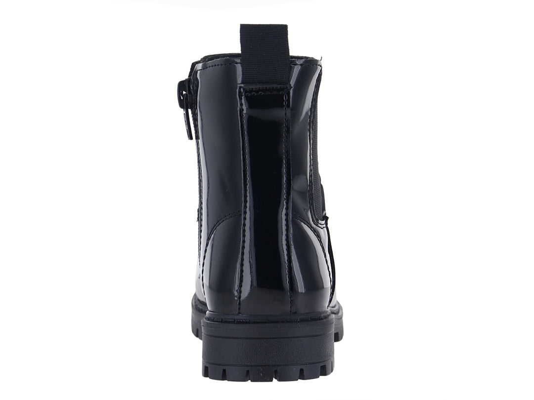 Bota de charol negro para niño con parche decorativo de Stitch y suela gruesa dentada.