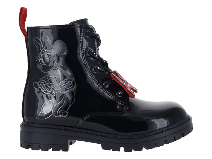 Bota de charol negro para niño con diseño de Mickey Mouse en gris y detalle rojo en la lengüeta y talón.