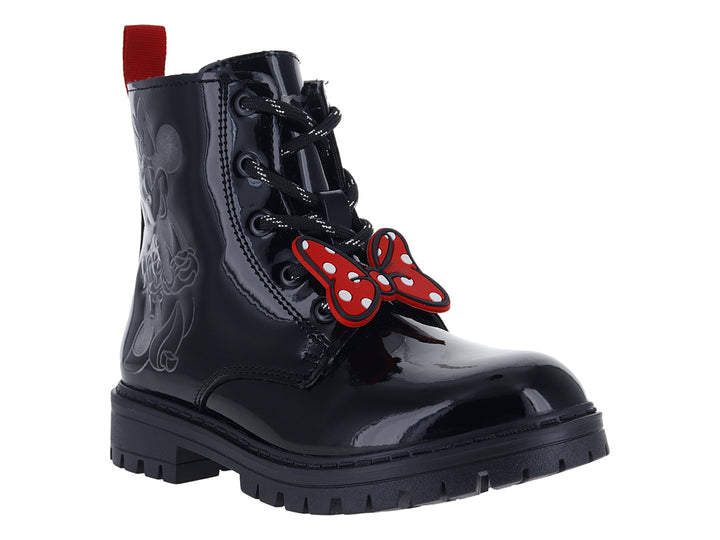 Bota de charol negro para niño con diseño de Mickey Mouse en gris y detalle rojo en la lengüeta y talón.