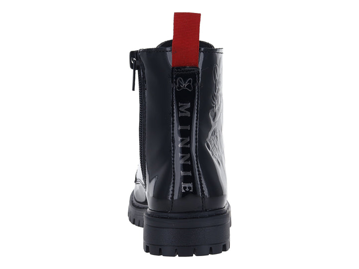 Bota de charol negro para niño con diseño de Mickey Mouse en gris y detalle rojo en la lengüeta y talón.
