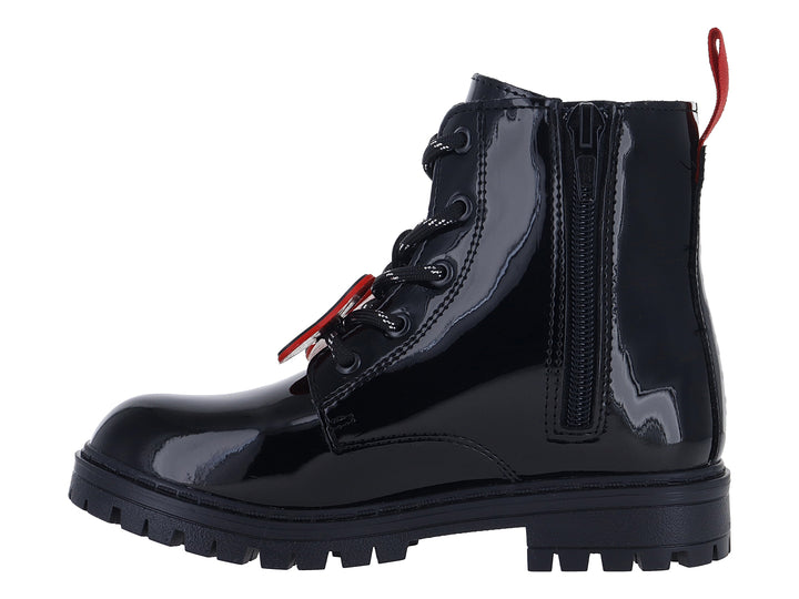 Bota de charol negro para niño con diseño de Mickey Mouse en gris y detalle rojo en la lengüeta y talón.
