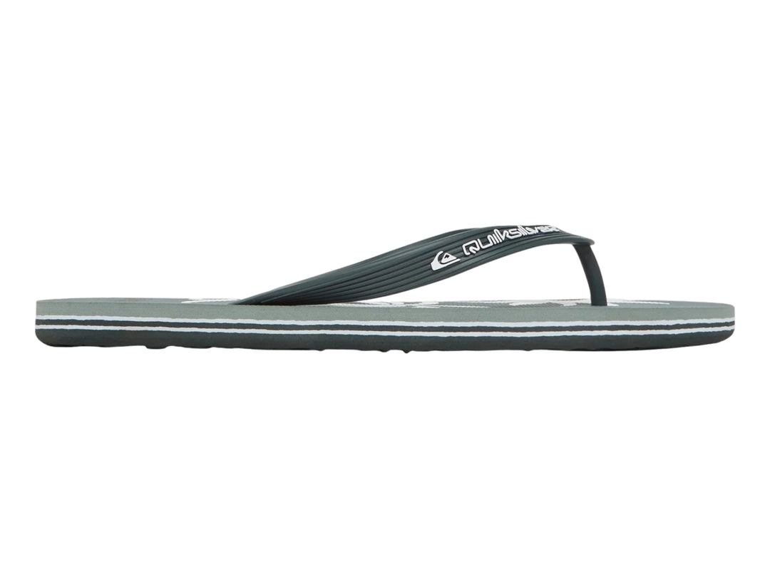 Sandalias Quiksilver color sage con rayas blancas laterales, vista de perfil.