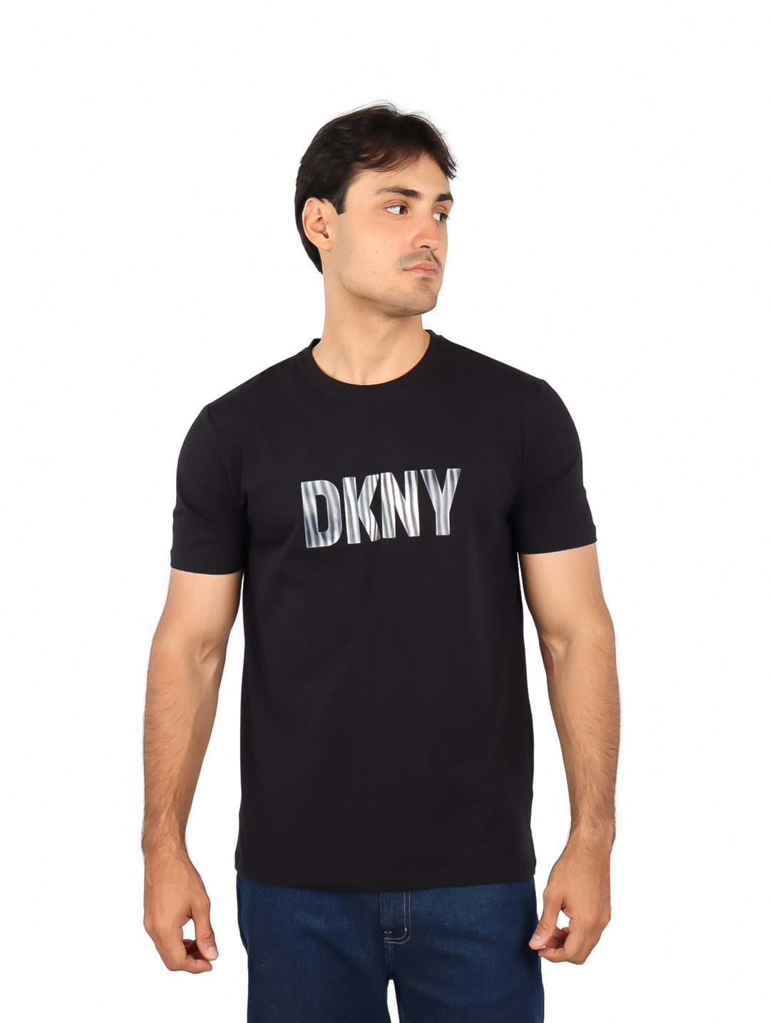 Hombre vistiendo una camiseta negra de manga corta con el logotipo de DKNY en el pecho.