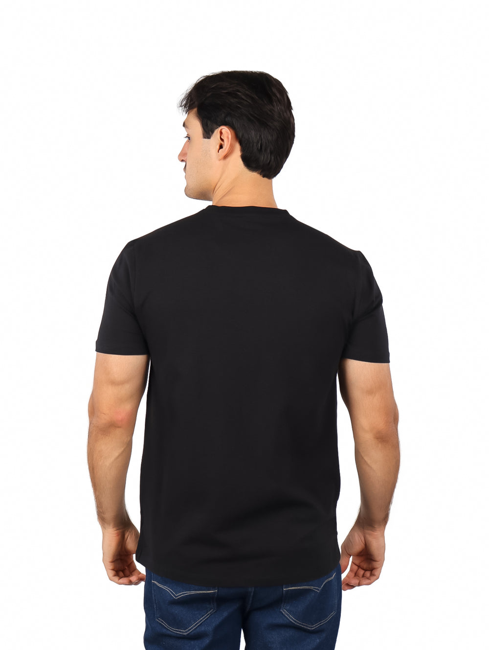 Hombre vistiendo una camiseta negra de manga corta con el logotipo de DKNY en el pecho.