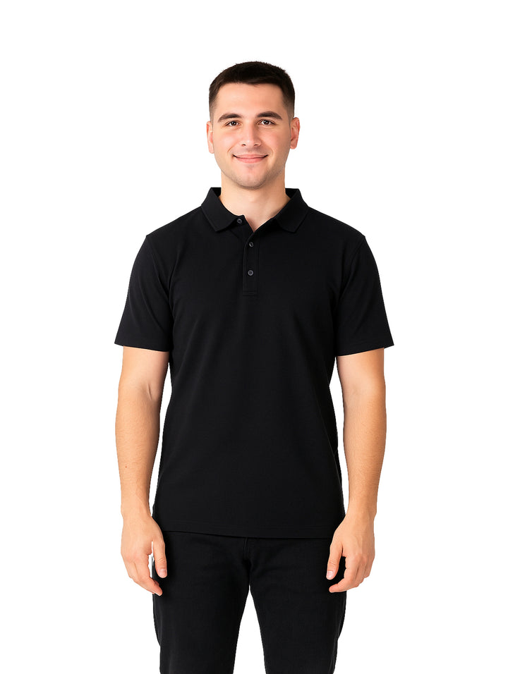 Hombre vistiendo una playera polo de color negro de manga corta y cuello con botones.