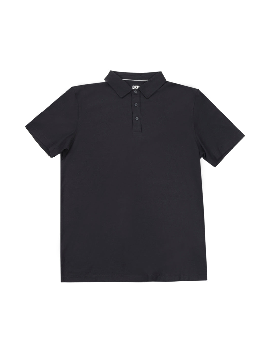 Hombre vistiendo una playera polo de color negro de manga corta y cuello con botones.