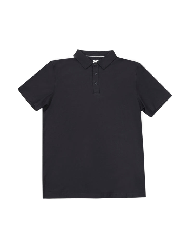 Hombre vistiendo una playera polo de color negro de manga corta y cuello con botones.