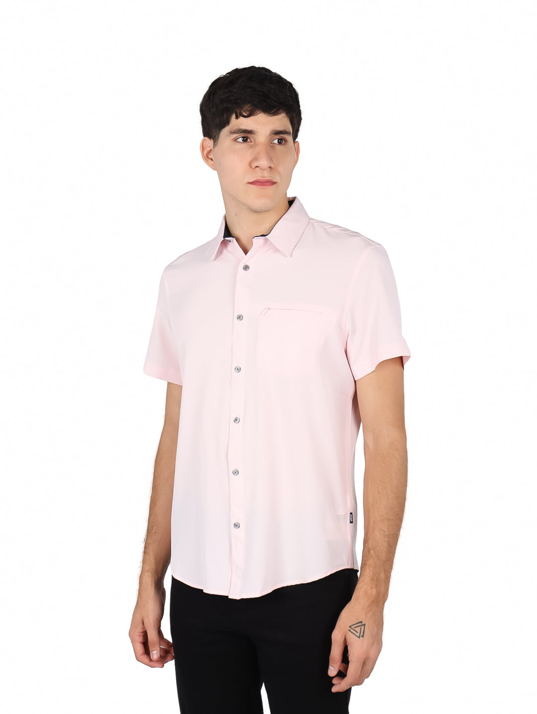 Hombre vistiendo una camisa de manga corta color rosa claro con cuello y botones.