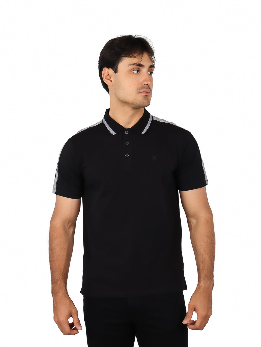 Hombre vistiendo una playera polo color negro con detalles en gris en los hombros y cuello.