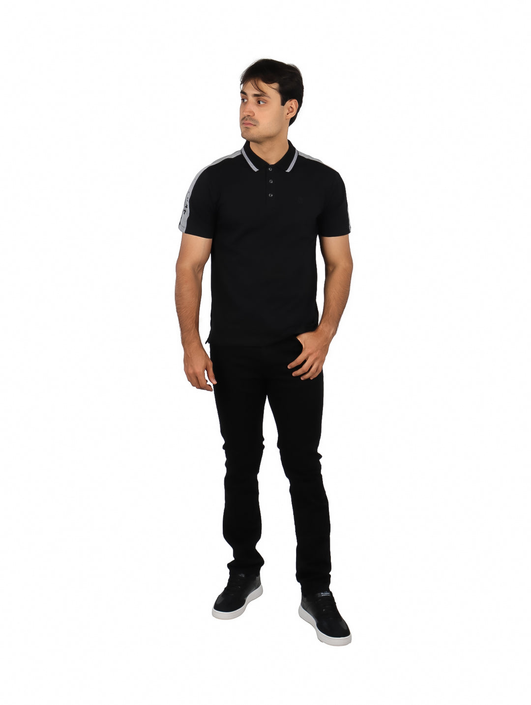 Hombre vistiendo una playera polo color negro con detalles en gris en los hombros y cuello.