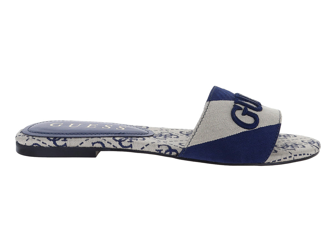 Sandalia deslizante GUESS en colores marfil y azul marino con logotipo en la correa.