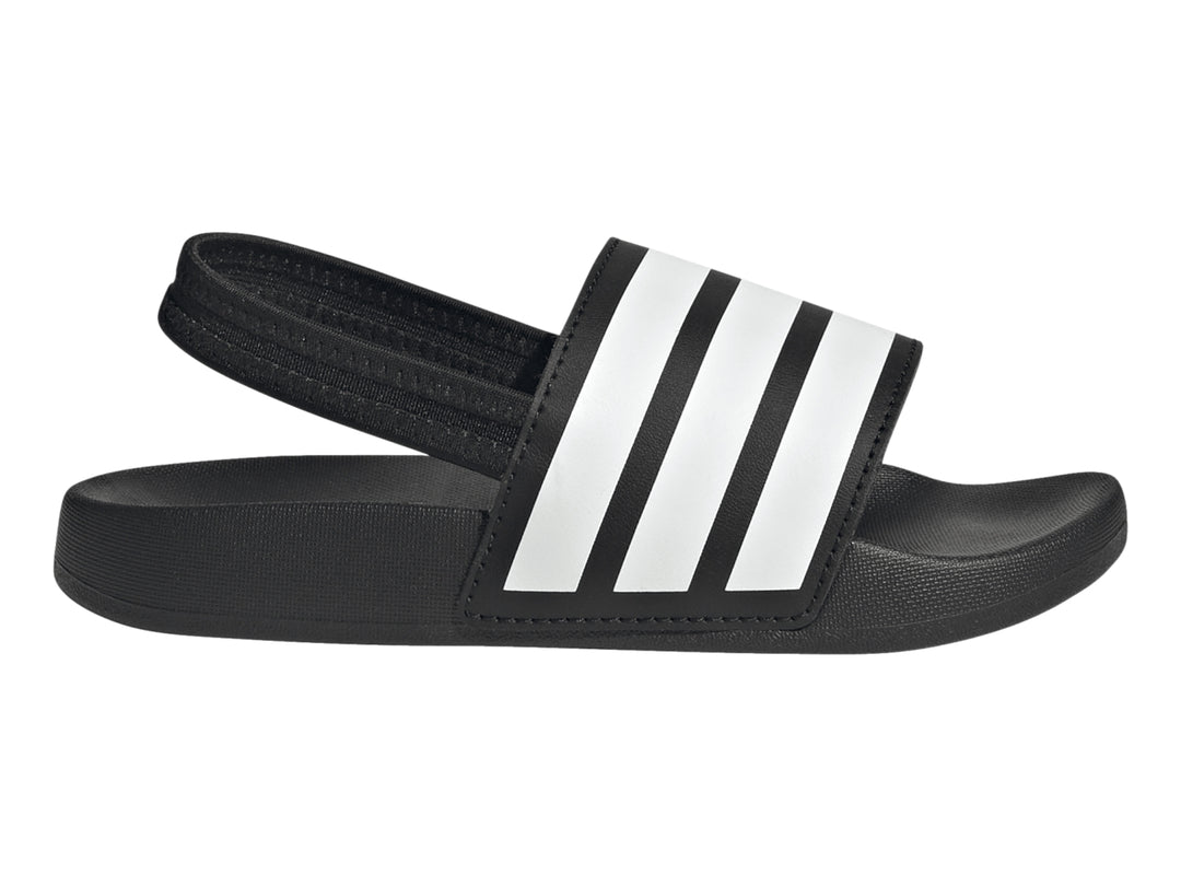 Sandalias Adidas Adilette negras para niños con tres franjas blancas en la correa.