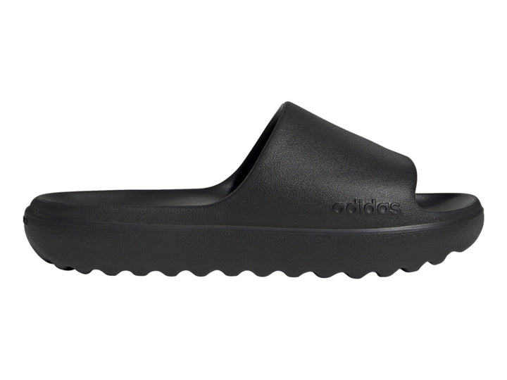 Sandalia Adidas Adilette Lumia en color negro con suela robusta y acabado mate.