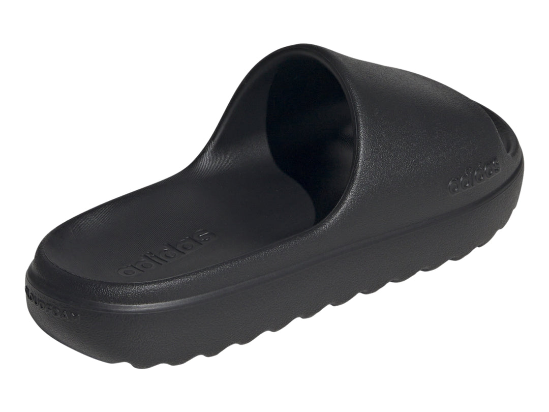 Sandalia Adidas Adilette Lumia en color negro con suela robusta y acabado mate.