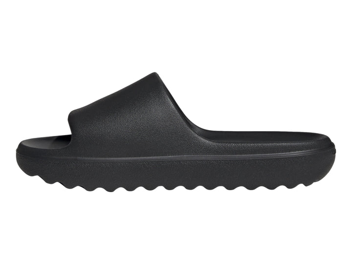 Sandalia Adidas Adilette Lumia en color negro con suela robusta y acabado mate.
