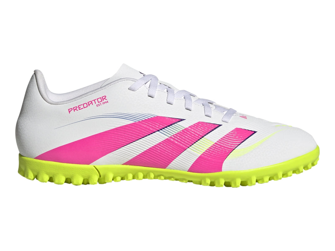 Tenis de fútbol Adidas Predator en color blanco con franjas rosas y suela amarilla brillante.