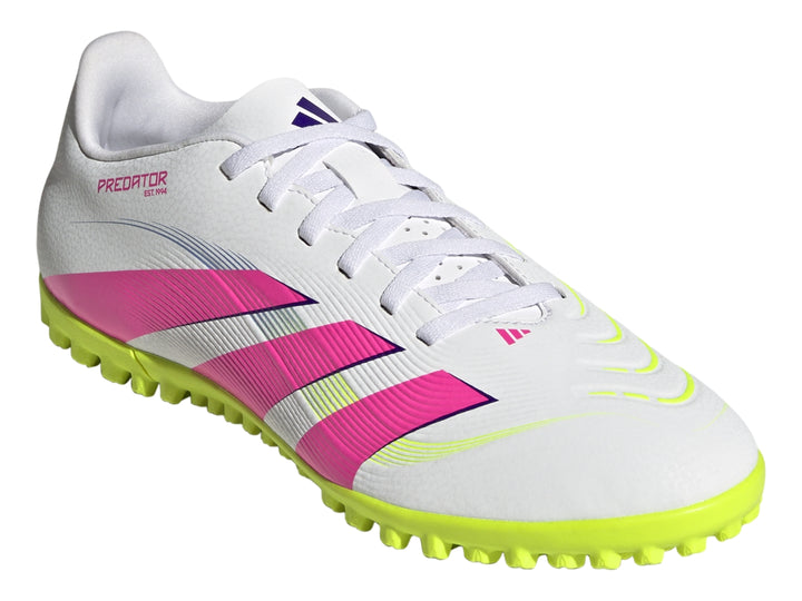 Tenis de fútbol Adidas Predator en color blanco con franjas rosas y suela amarilla brillante.