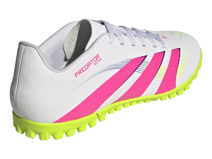 Tenis de fútbol Adidas Predator en color blanco con franjas rosas y suela amarilla brillante.