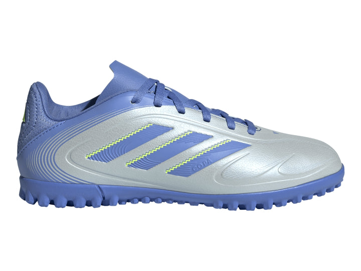 Zapato de fútbol Adidas Copa Pure 3 Club TF en color azul halo con detalles en amarillo y suela para césped sintético.