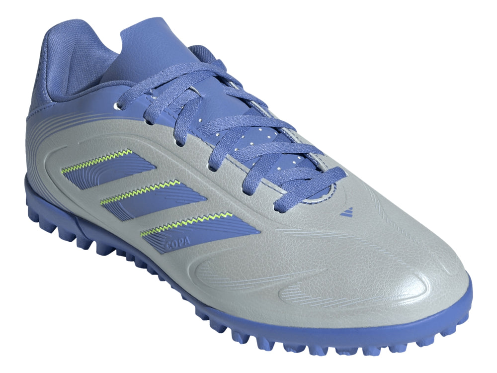 Zapato de fútbol Adidas Copa Pure 3 Club TF en color azul halo con detalles en amarillo y suela para césped sintético.