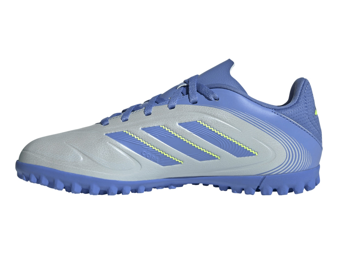Zapato de fútbol Adidas Copa Pure 3 Club TF en color azul halo con detalles en amarillo y suela para césped sintético.