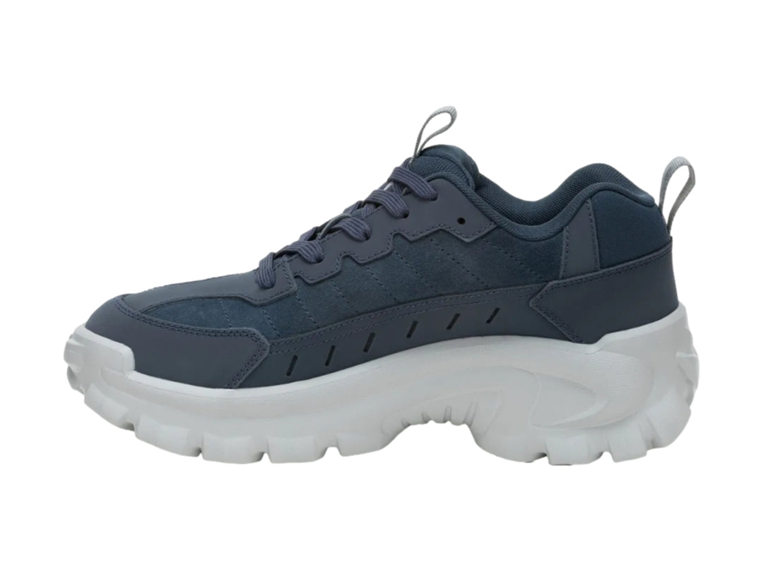 Tenis Caterpillar Intruder Lite color azul oscuro con suela blanca gruesa y robusta.