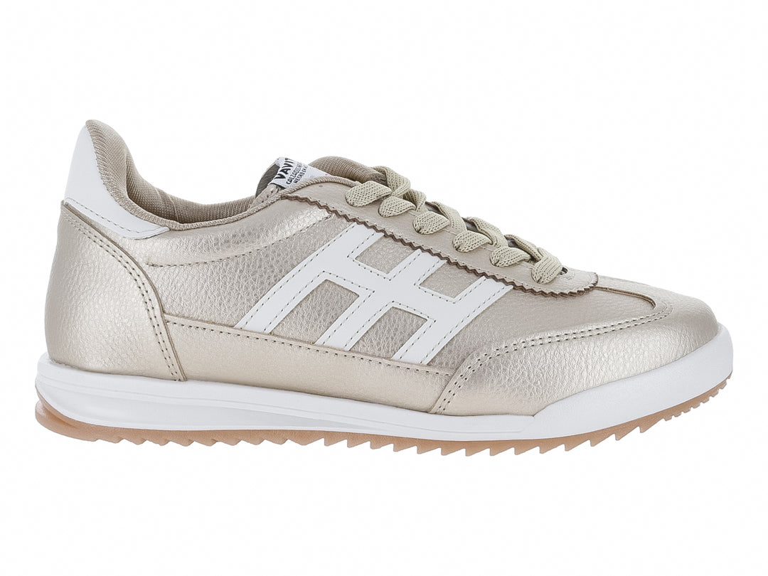 Tenis deportivos color oro con detalles y suela blanca.