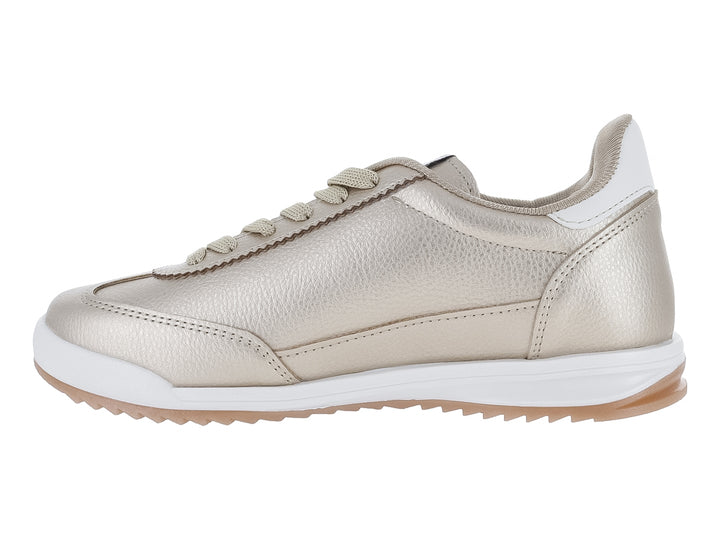 Tenis deportivos color oro con detalles y suela blanca.