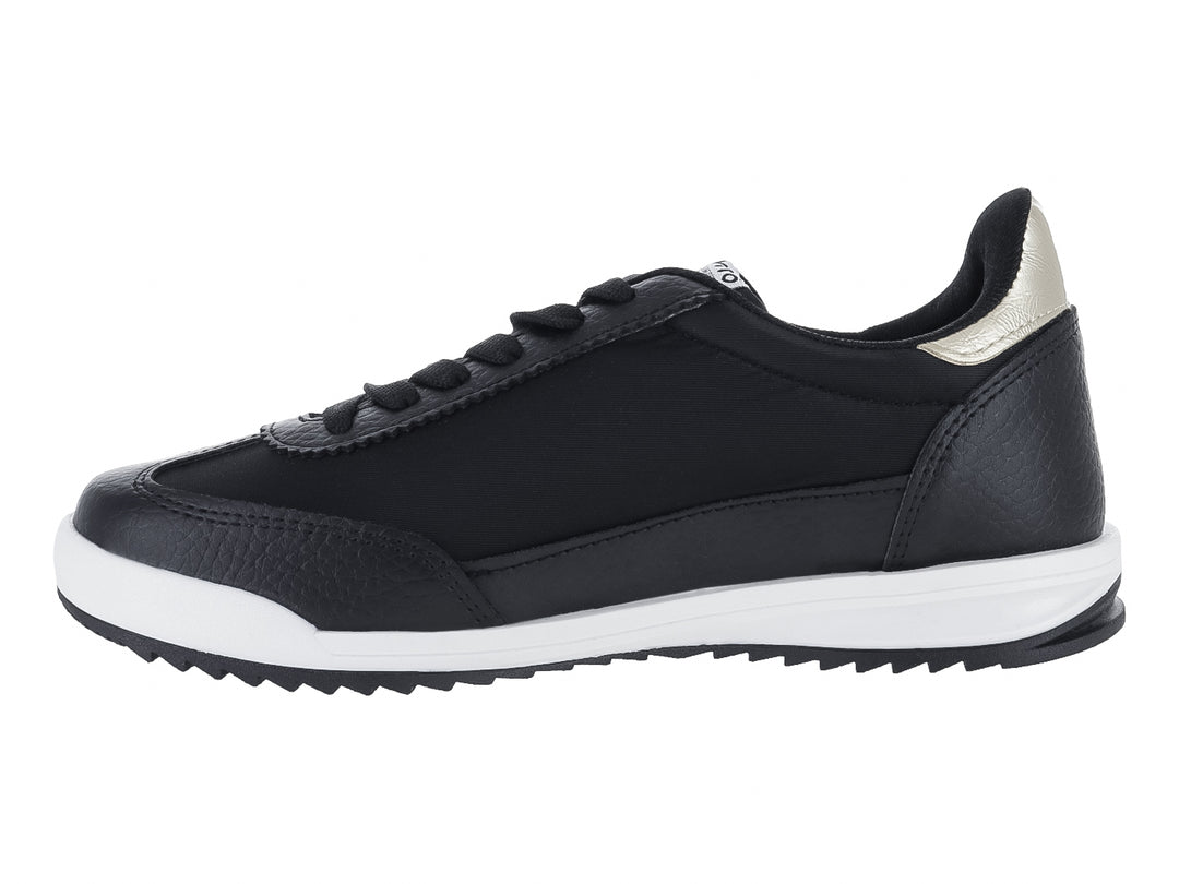 Tenis deportivos color negro con detalles en dorado y suela blanca.