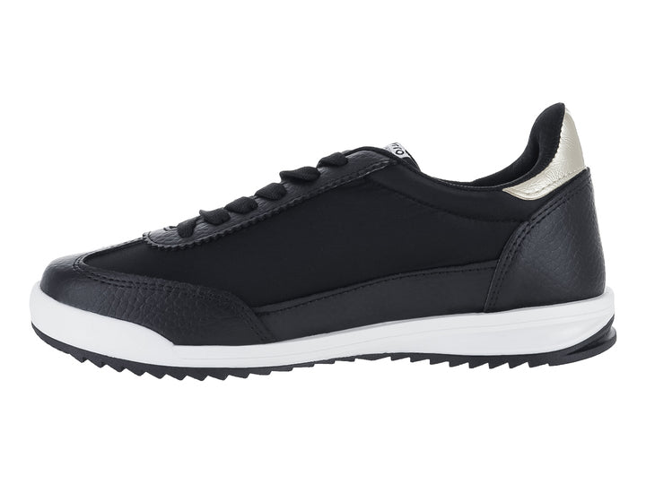 Tenis deportivos color negro con detalles en dorado y suela blanca.