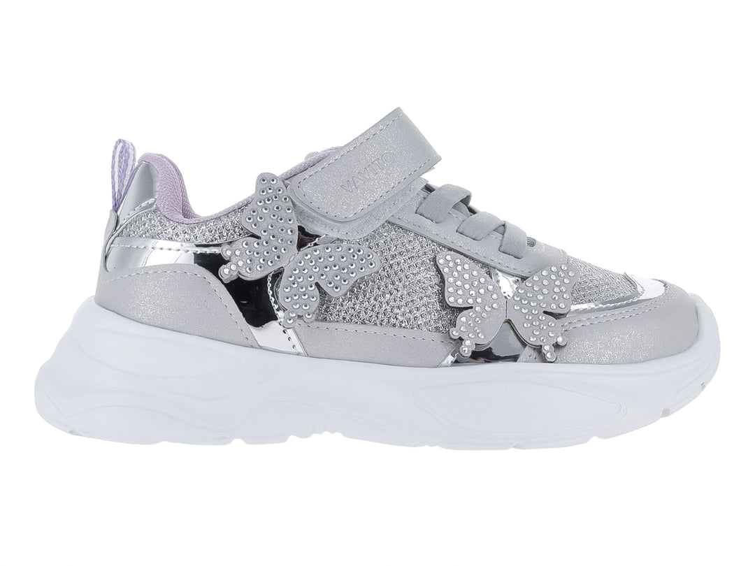 Tenis deportivos color plata para niña con decoraciones de mariposas brillantes y suela blanca de plataforma.