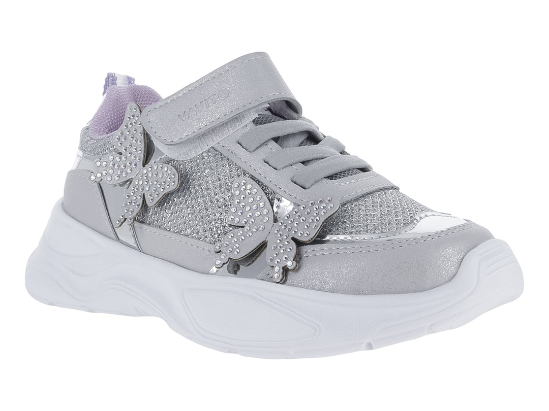 Tenis deportivos color plata para niña con decoraciones de mariposas brillantes y suela blanca de plataforma.