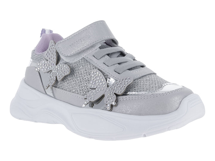 Tenis deportivos color plata para niña con decoraciones de mariposas brillantes y suela blanca de plataforma.