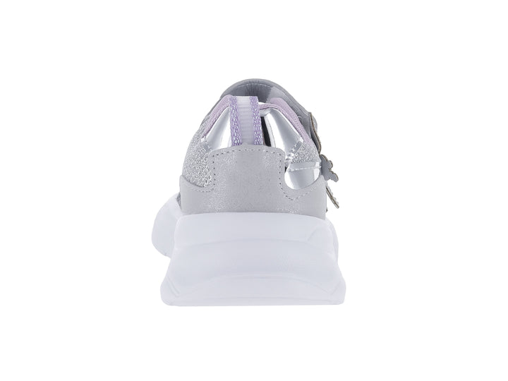 Tenis deportivos color plata para niña con decoraciones de mariposas brillantes y suela blanca de plataforma.