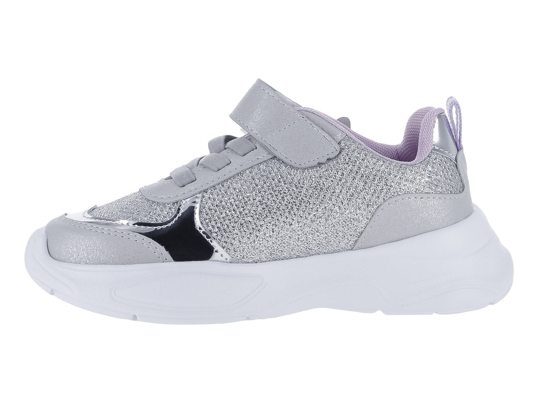 Tenis deportivos color plata para niña con decoraciones de mariposas brillantes y suela blanca de plataforma.