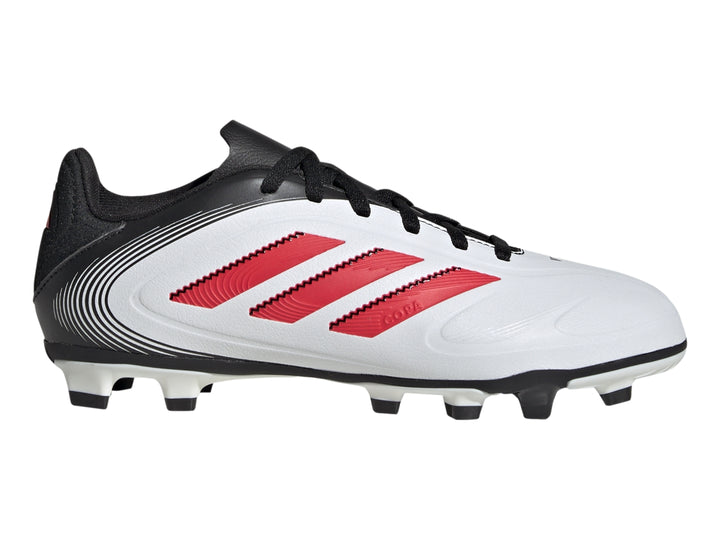 Zapato de fútbol Adidas Copa Pure 3 Club en color blanco con detalles en rojo y negro y suela de tacos.