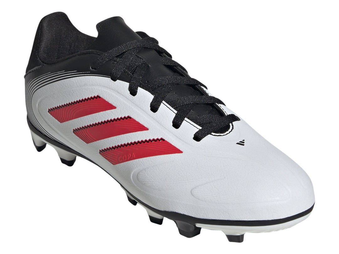 Zapato de fútbol Adidas Copa Pure 3 Club en color blanco con detalles en rojo y negro y suela de tacos.