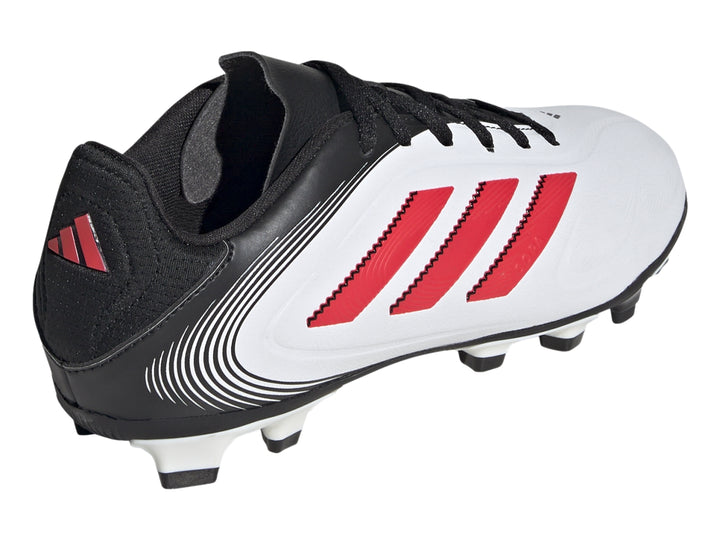 Zapato de fútbol Adidas Copa Pure 3 Club en color blanco con detalles en rojo y negro y suela de tacos.
