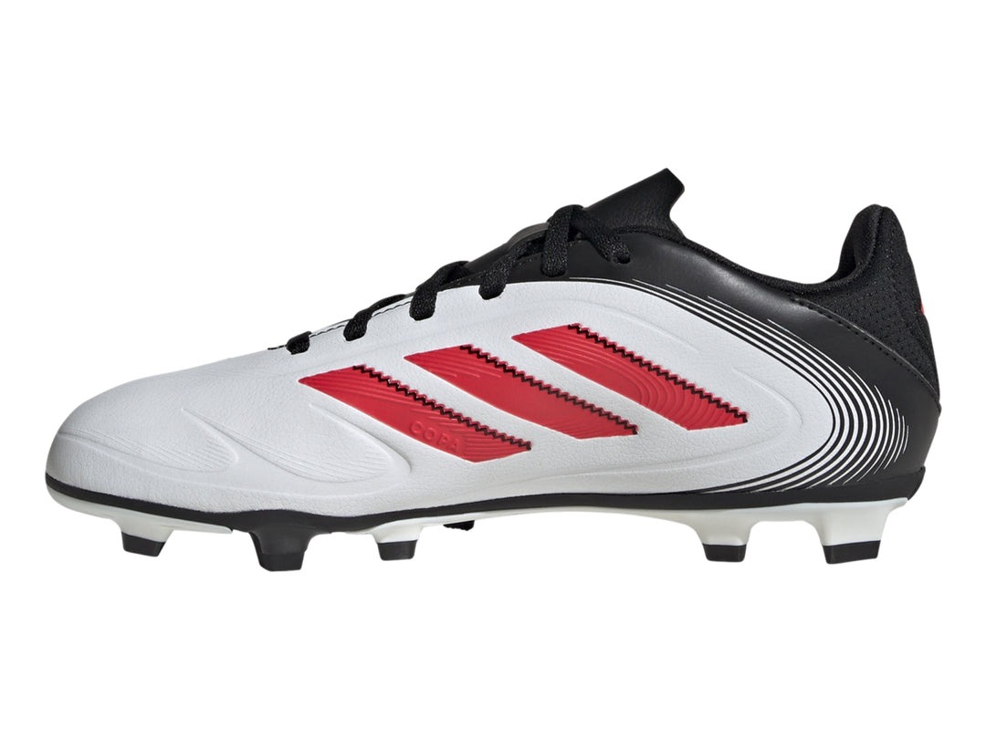 Zapato de fútbol Adidas Copa Pure 3 Club en color blanco con detalles en rojo y negro y suela de tacos.