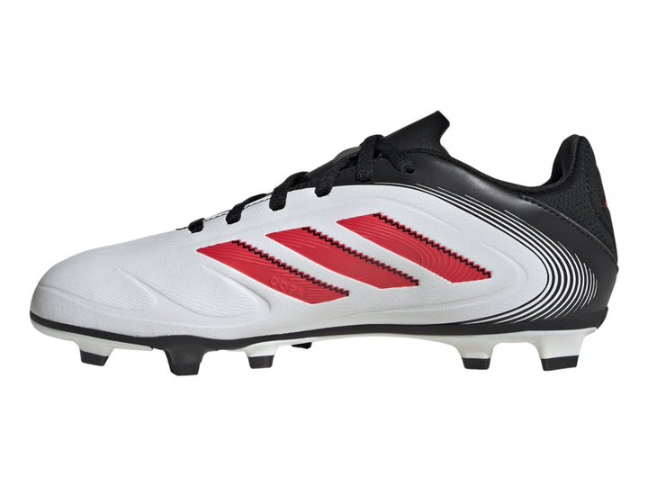 Zapato de fútbol Adidas Copa Pure 3 Club en color blanco con detalles en rojo y negro y suela de tacos.