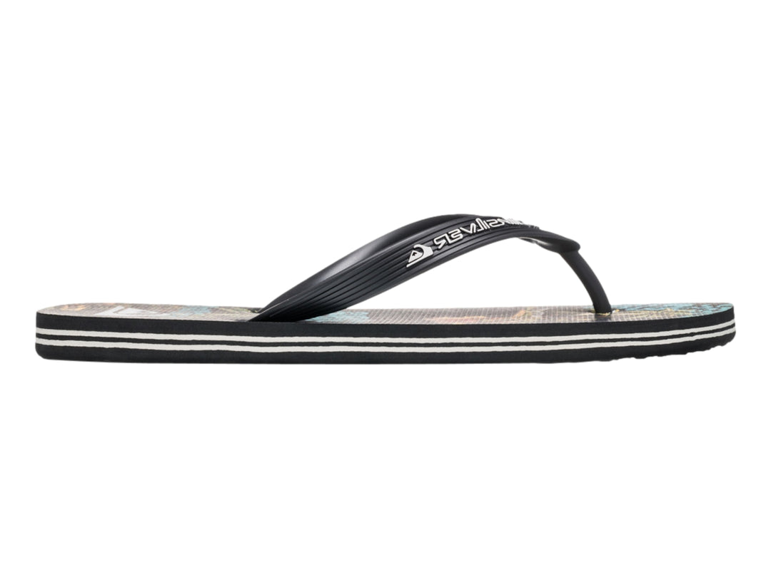 Sandalia Quiksilver negra con suela blanca y plantilla con diseño estampado.