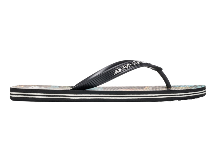 Sandalia Quiksilver negra con suela blanca y plantilla con diseño estampado.