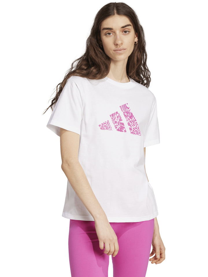 Camiseta deportiva blanca de manga corta con logo de Adidas en color rosa.